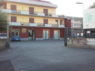 veduta esterna con parcheggio
